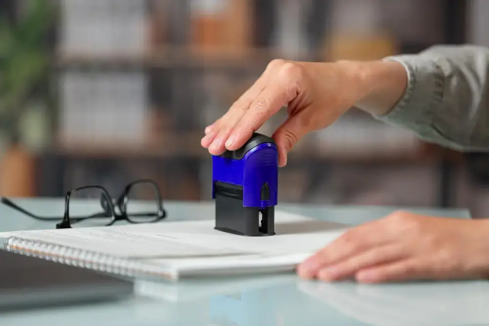 Officiële blauwe stempel op beëdigde vertaling