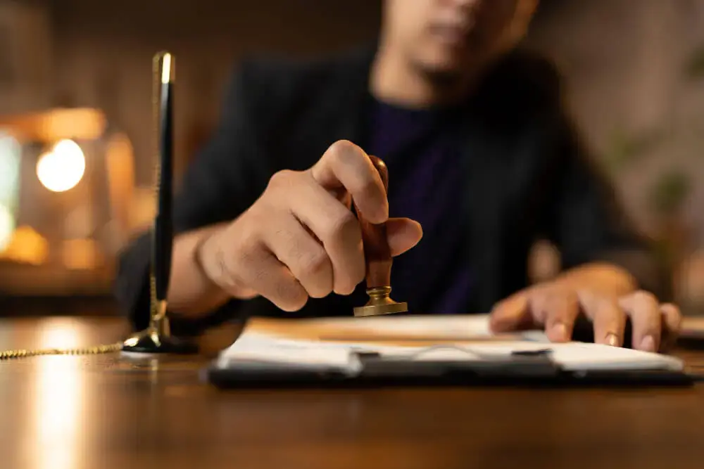 Beëdigd vertaler stempelt officieel document