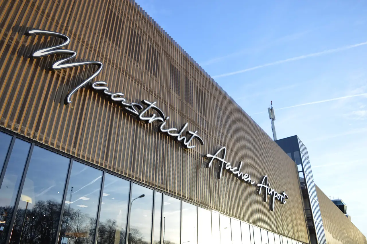 Ons kantoorpand op Maastricht Aachen Airport, waar wij u op afspraak ontvangen